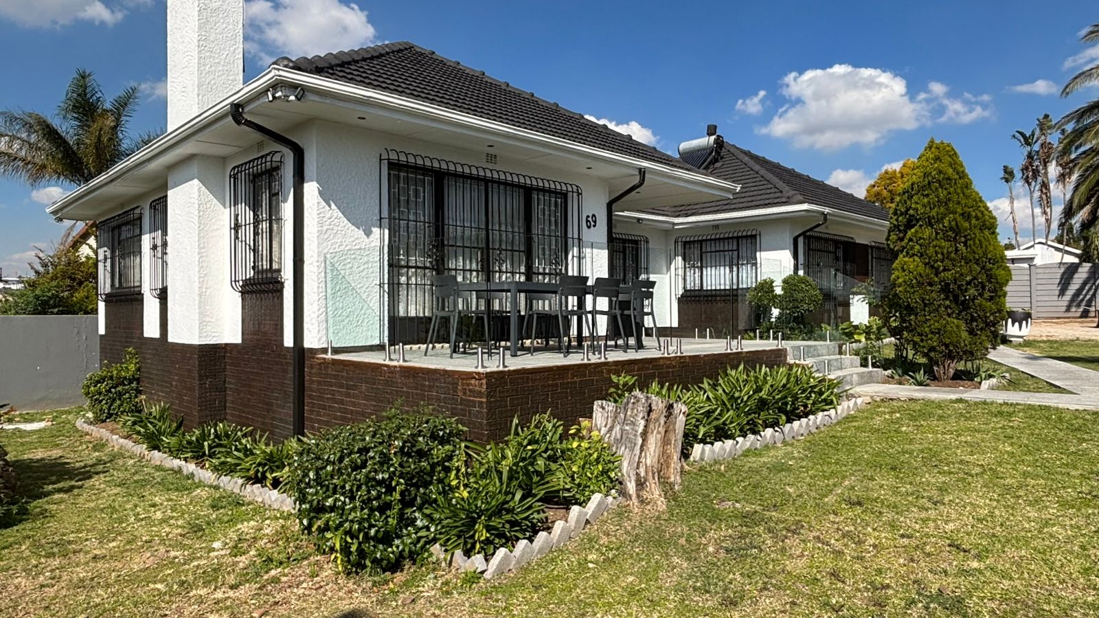 Bella Vista front garden and entrance
