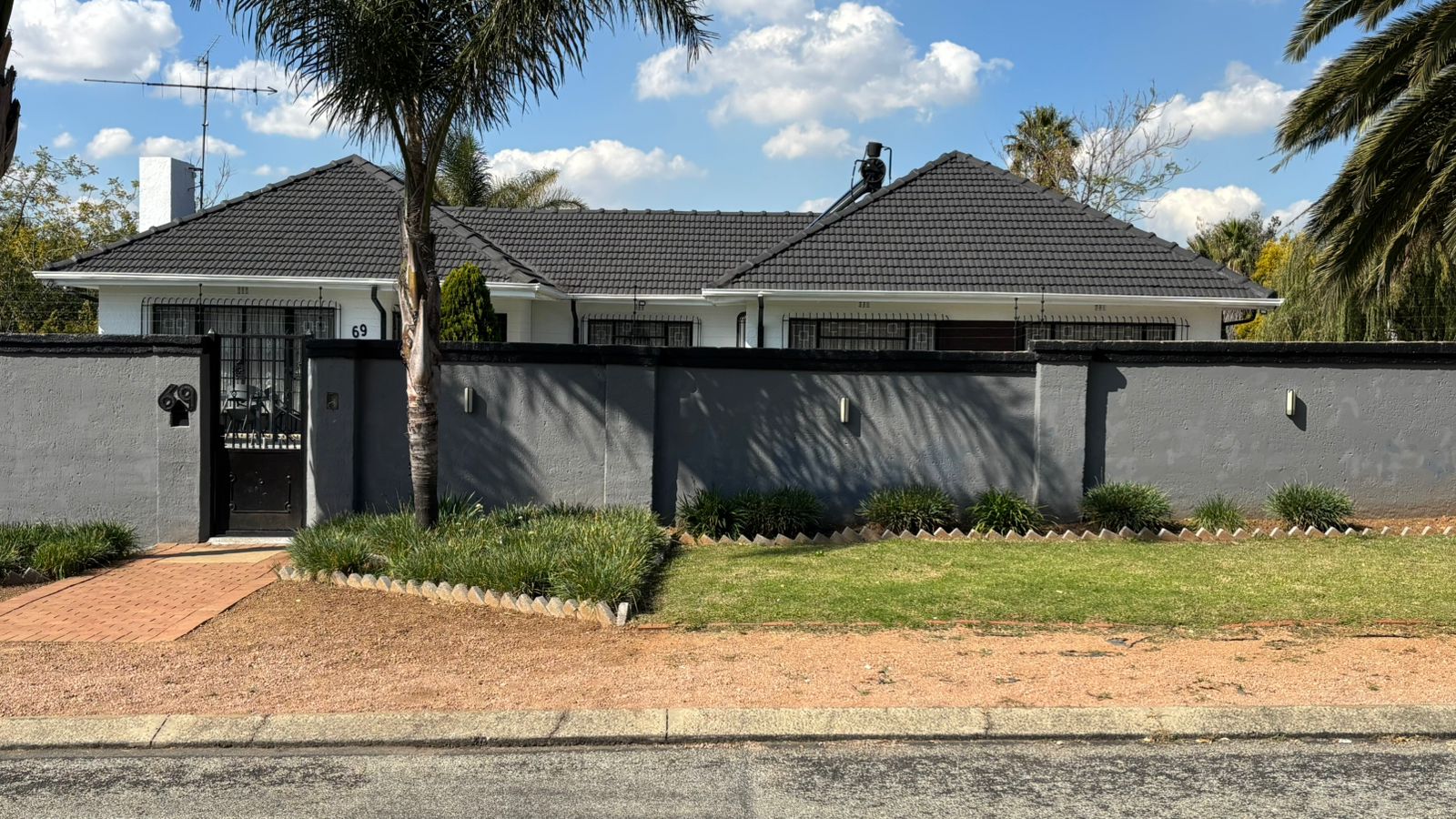 Bella Vista boundary wall and street frontage
